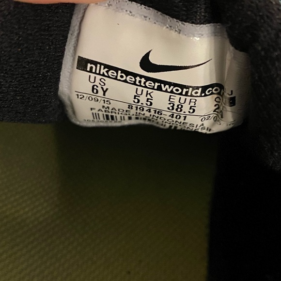 Size 6 youth nike sneakers - Picture 3 of 4